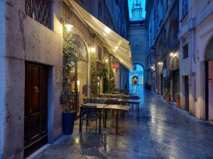 an empty alley with tables and chairs in a building at FiorDiLuna, nel cuore di Brescia in Brescia
