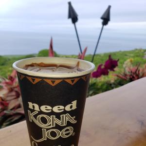 una taza de café sentada en una mesa en Nohokai at Kona Joe Coffee Farm, en Kealakekua