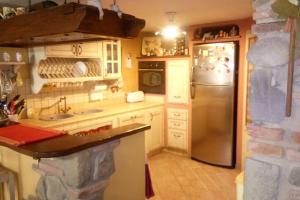 een keuken met een roestvrijstalen koelkast en een aanrecht bij Peaceful and near town in Terranuova Bracciolini