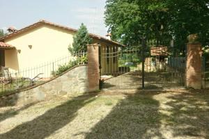 een hek met een hek voor een huis bij Peaceful and near town in Terranuova Bracciolini