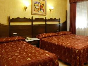 Postel nebo postele na pokoji v ubytování Hotel Reyes Catolicos