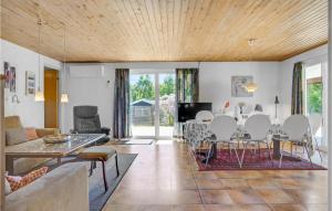 un soggiorno con tavolo e sedie di Holiday Home Hvidkløvervej Ebeltoft a Ebeltoft