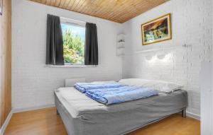 un letto in una stanza bianca con una finestra di Holiday Home Hvidkløvervej Ebeltoft a Ebeltoft Altre 23 foto