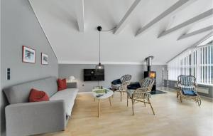 sala de estar con sofá, mesa y sillas en Amazing Home In Hemmet With Kitchen, en Falen