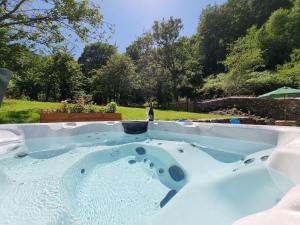 un bain à remous dans le jardin dans l'établissement Nant Uchaf, à Penmaen-mawr