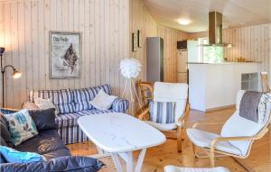 sala de estar con sofá y mesa en Awesome Home In Skibby With Kitchen en Brønde