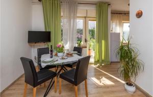 comedor con mesa y sillas en Awesome Apartment In Vodnjan With 1 Bedrooms And Wifi, en Vodnjan
