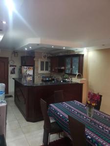 uma cozinha com uma mesa e uma cozinha com um balcão em Family Friendly Appartement-Giza no Cairo