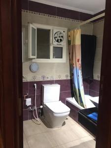 uma casa de banho com um WC branco num quarto em Family Friendly Appartement-Giza no Cairo