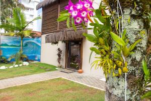 a building with a mural on the side of it at Pousada Ubuntu in Ubatuba