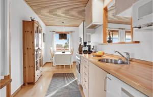 una cucina con lavandino e tavolo da pranzo di Holiday Home Hyldekrogen Hejls Iv a Hejls