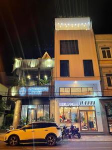 un coche amarillo estacionado frente a un edificio en Lemon House, en Quy Nhon