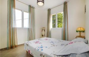 Petreto-BicchisanoにあるBeautiful Apartment In Petreto-biccisano With 3 Bedrooms And Wifiのベッドルーム1室(ベッド1台、窓2つ付)