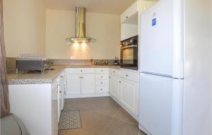 Η κουζίνα ή μικρή κουζίνα στο Amazing Apartment In Petreto-Biccisano