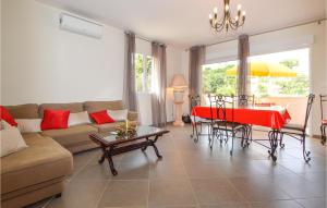 Petreto-BicchisanoにあるBeautiful Apartment In Petreto-biccisano With 3 Bedrooms And Wifiのリビングルーム(ソファ、赤いテーブル付)