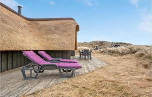 un groupe de chaises violettes assises sur une terrasse dans l'établissement 3 Bedroom Stunning Home In Hvide Sande, à Havrvig