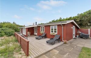 Bjerregårdにある2 Bedroom Cozy Home In Hvide Sandeの木製デッキ(椅子付)