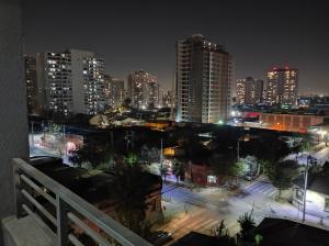 een skyline van de stad 's nachts met hoge gebouwen bij Departamento arriendo diario in Santiago