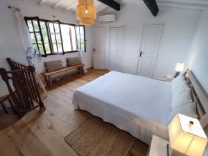 Posteľ alebo postele v izbe v ubytovaní Superbe maison avec 3 chambres, climatisation et barbecues à 1km de la mer - FR-1-726-1