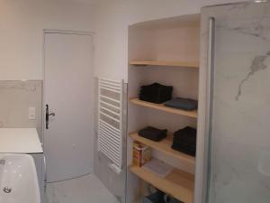 Kúpeľňa v ubytovaní Superbe maison avec 3 chambres, climatisation et barbecues à 1km de la mer - FR-1-726-1