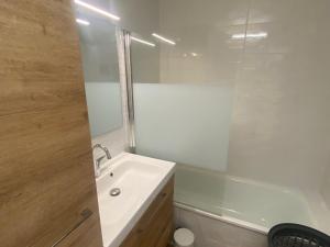 Fotografia z galérie ubytovania Appartement rénové 6 pers. proches pistes avec parking - FR-1-445-189 v destinácii Montgenèvre + 10 fotografií
