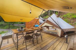 Ein Patio oder anderer Außenbereich in der Unterkunft Retreat Camp Mahoroba