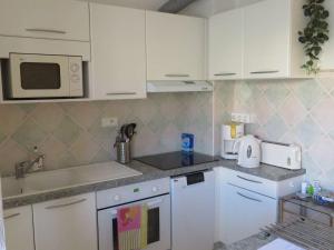 Zdjęcie z galerii obiektu T3 climatisé, traversant, 54m², 2 chambres, loggia sud-ouest, parking, cœur de la Favière. - FR-1-610-78 w mieście Bormes-les-Mimosas