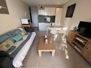 salon z kanapą i stołem w obiekcie Appartement rénové 2 chambres avec piscine et tennis à La Croix Valmer - FR-1-726-12 w mieście La Croix-Valmer