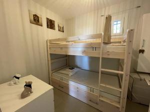 sypialnia z łóżkami piętrowymi i psem siedzącym na stole w obiekcie Appartement rénové 2 chambres avec piscine et tennis à La Croix Valmer - FR-1-726-12 w mieście La Croix-Valmer