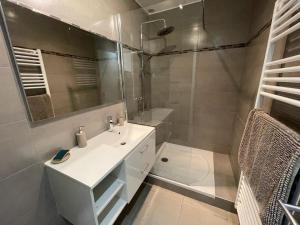 łazienka z białą umywalką i prysznicem w obiekcie Appartement rénové 2 chambres avec piscine et tennis à La Croix Valmer - FR-1-726-12 w mieście La Croix-Valmer