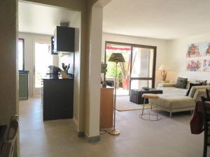 Televízia a/alebo spoločenská miestnosť v ubytovaní Villa pour 8 pers avec piscine et terrasse, La Croix-Valmer - FR-1-726-18