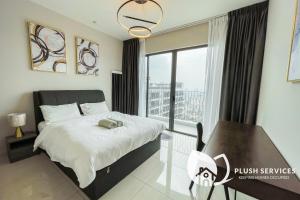 ein Schlafzimmer mit einem Bett und einem großen Fenster in der Unterkunft Datum Jelatek by Plush in Kuala Lumpur