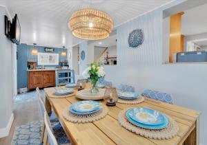 una mesa de comedor con platos azules y blancos. en Sunset Cove en East Hampton