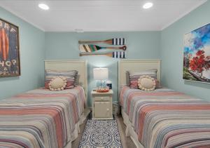 - deux lits assis l'un à côté de l'autre dans une pièce dans l'établissement Sunset Cove, à East Hampton