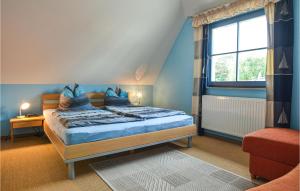 ヴェンディッシュ・リーツにあるReethausdorf Wendisch-rietzのベッドルーム1室(青い壁のベッド1台、窓付)