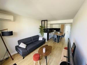 ein Wohnzimmer mit einem Sofa und einem Tisch in der Unterkunft Appartement Cap d'Agde, 4 pièces, 6 personnes - FR-1-723-78 in Cap d'Agde