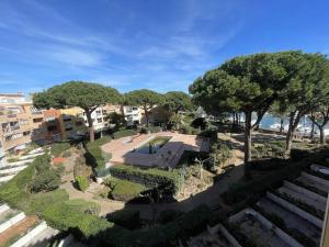 an aerial view of a house with a garden at Appartement Cap d'Agde, 4 pièces, 6 personnes - FR-1-723-78 in Cap d'Agde