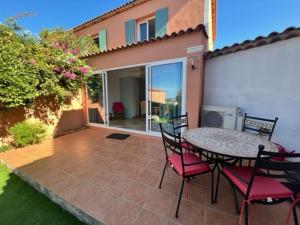 Balkón nebo terasa v ubytování Maison climatisée 2 chambres, proche village, terrasse, jardinet, piscine, parking privé - FR-1-726-14