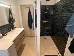 Kúpeľňa v ubytovaní Maison rénovée 3 chambres près plage, clim, internet - FR-1-726-5 + 7 fotografií