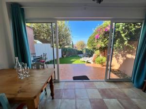 Balkón nebo terasa v ubytování Maison climatisée 2 chambres, proche village, terrasse, jardinet, piscine, parking privé - FR-1-726-14