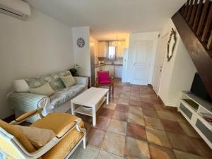 Posezení v ubytování Maison climatisée 2 chambres, proche village, terrasse, jardinet, piscine, parking privé - FR-1-726-14