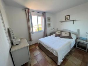 Postel nebo postele na pokoji v ubytování Maison climatisée 2 chambres, proche village, terrasse, jardinet, piscine, parking privé - FR-1-726-14