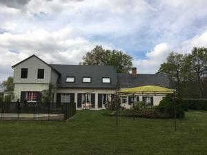 Zdjęcie z galerii obiektu Maison familiale au cœur d'une forêt centenaire avec piscine et proche du Zoo de la Flèche - FR-1-410-395 w mieście Dureil