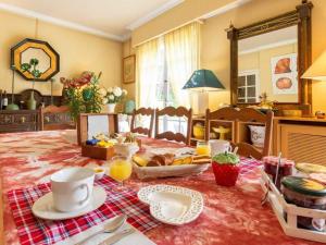 einen Esstisch mit einem Teller Essen drauf in der Unterkunft Guestroom Dureil, 1 pièce, 5 personnes - FR-1-410-395 in Dureil