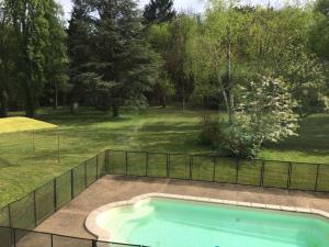Zdjęcie z galerii obiektu Maison familiale au cœur d'une forêt centenaire avec piscine et proche du Zoo de la Flèche - FR-1-410-395 w mieście Dureil