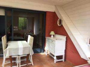 Zdjęcie z galerii obiektu Maison familiale au cœur d'une forêt centenaire avec piscine et proche du Zoo de la Flèche - FR-1-410-395 w mieście Dureil