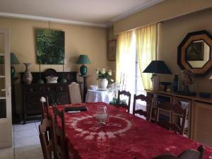 Zdjęcie z galerii obiektu Maison familiale au cœur d'une forêt centenaire avec piscine et proche du Zoo de la Flèche - FR-1-410-395 w mieście Dureil