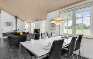 Årøsundにある3 Bedroom Gorgeous Home In Haderslevのダイニングルーム(白いテーブル、椅子付)