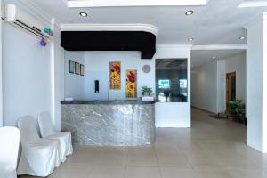 Lobby alebo recepcia v ubytovaní Urbanview Hotel Crystal Nagoya Batam by RedDoorz