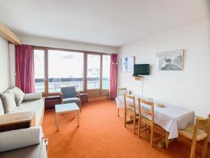 Televízia a/alebo spoločenská miestnosť v ubytovaní Appartement lumineux · Proche des pistes · Balcon · Animal admis - FR-1-502-494